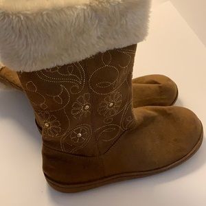 Girls fuzzy flower boots